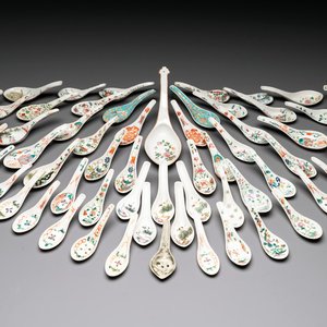 An extensive collection of 62 Chinese porcelain spoons, 19/20th C. — foto 1