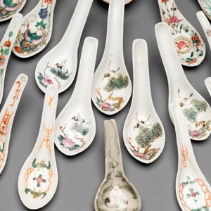 An extensive collection of 62 Chinese porcelain spoons, 19/20th C. — foto 4