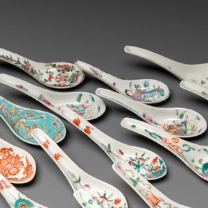 An extensive collection of 62 Chinese porcelain spoons, 19/20th C. — foto 9