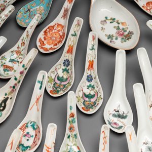An extensive collection of 62 Chinese porcelain spoons, 19/20th C. — foto 10
