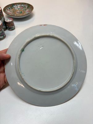 An extensive group of 23 Chinese Canton famille rose wares, 19th C. — 照片 101
