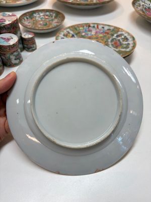 An extensive group of 23 Chinese Canton famille rose wares, 19th C. — 照片 107