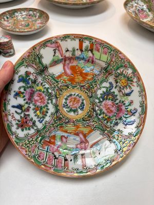 An extensive group of 23 Chinese Canton famille rose wares, 19th C. — 照片 110