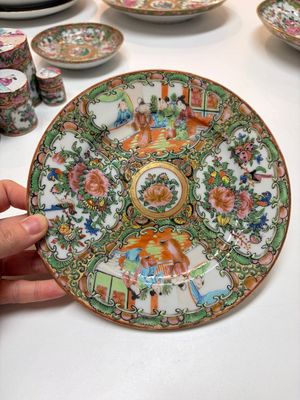 An extensive group of 23 Chinese Canton famille rose wares, 19th C. — 照片 113