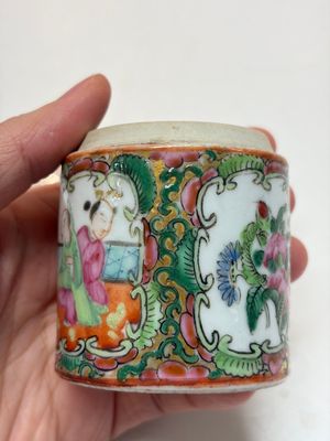 An extensive group of 23 Chinese Canton famille rose wares, 19th C. — 照片 64