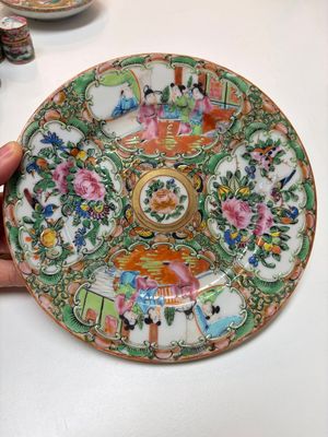 An extensive group of 23 Chinese Canton famille rose wares, 19th C. — 照片 100