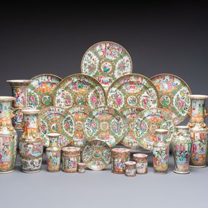 An extensive group of 23 Chinese Canton famille rose wares, 19th C. — 照片 1