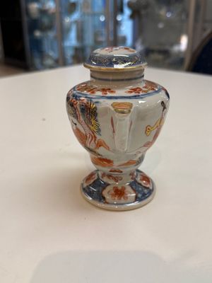 An extraordinary Chinese Imari-style oil lamp and cover, Kangxi/Yongzheng — photo 2