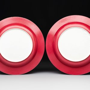 An extremely fine pair of Chinese famille rose ruby-back eggshell plates with a lady and playing boys, Yongzheng — photo 3