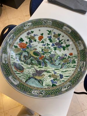 An extremely large Chinese famille verte 'quail and peony' dish, Kangxi mark, 20th C. — photo 1