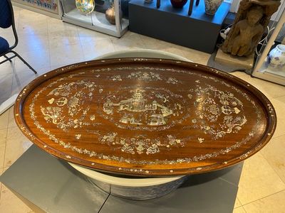 An extremely large Chinese mother-of-pearl-inlaid wooden tray with a central pavillion design, 19th C. — 照片 1