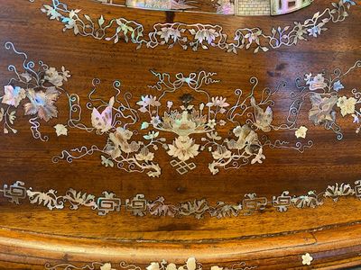 An extremely large Chinese mother-of-pearl-inlaid wooden tray with a central pavillion design, 19th C. — 照片 6