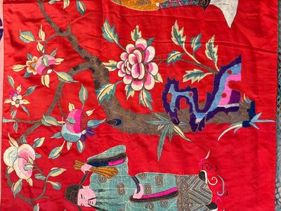 An extremely large Chinese red-ground embroidered silk 'Sanxing and Eight Immortals' panel, 19th C. — 照片 11