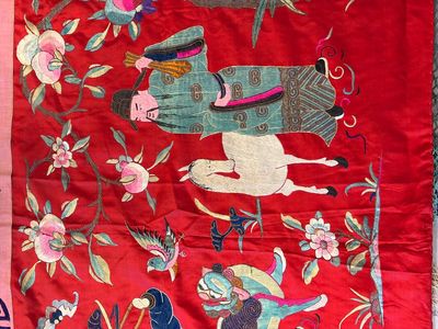 An extremely large Chinese red-ground embroidered silk 'Sanxing and Eight Immortals' panel, 19th C. — 照片 12