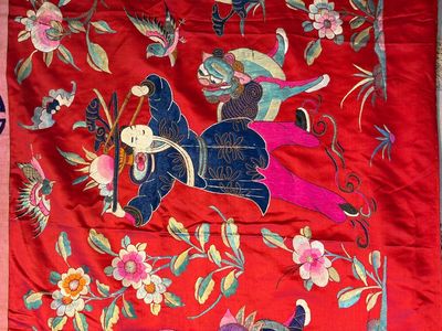 An extremely large Chinese red-ground embroidered silk 'Sanxing and Eight Immortals' panel, 19th C. — 照片 13