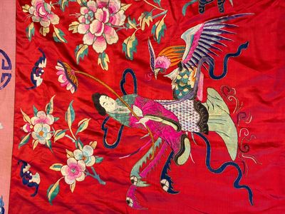 An extremely large Chinese red-ground embroidered silk 'Sanxing and Eight Immortals' panel, 19th C. — 照片 15