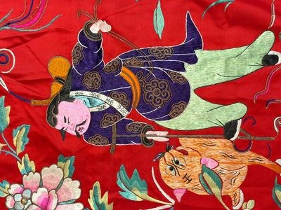 An extremely large Chinese red-ground embroidered silk 'Sanxing and Eight Immortals' panel, 19th C. — 照片 2