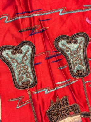 An extremely large Chinese red-ground embroidered silk 'Sanxing and Eight Immortals' panel, 19th C. — 照片 24