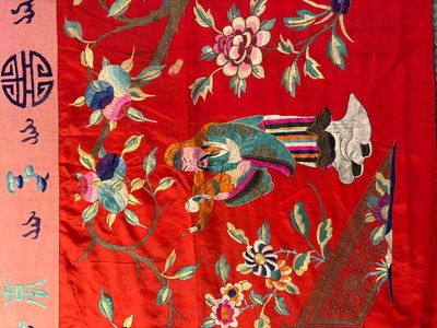 An extremely large Chinese red-ground embroidered silk 'Sanxing and Eight Immortals' panel, 19th C. — 照片 7