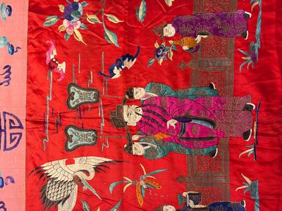 An extremely large Chinese red-ground embroidered silk 'Sanxing and Eight Immortals' panel, 19th C. — 照片 8