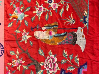 An extremely large Chinese red-ground embroidered silk 'Sanxing and Eight Immortals' panel, 19th C. — 照片 10