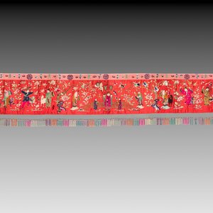 An extremely large Chinese red-ground embroidered silk 'Sanxing and Eight Immortals' panel, 19th C. — 照片 1