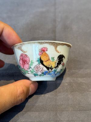 An extremely rare and early Chinese famille rose semi-eggshell 'rooster' cup, Baiyun Shanren 白雲山人 seal mark, Yongzheng — 照片 1