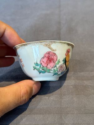 An extremely rare and early Chinese famille rose semi-eggshell 'rooster' cup, Baiyun Shanren 白雲山人 seal mark, Yongzheng — 照片 2