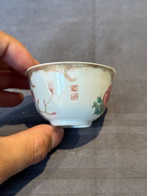 An extremely rare and early Chinese famille rose semi-eggshell 'rooster' cup, Baiyun Shanren 白雲山人 seal mark, Yongzheng — 照片 3