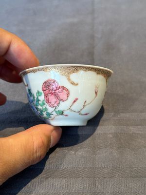 An extremely rare and early Chinese famille rose semi-eggshell 'rooster' cup, Baiyun Shanren 白雲山人 seal mark, Yongzheng — 照片 4