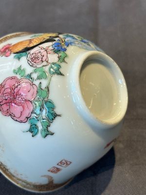 An extremely rare and early Chinese famille rose semi-eggshell 'rooster' cup, Baiyun Shanren 白雲山人 seal mark, Yongzheng — 照片 8