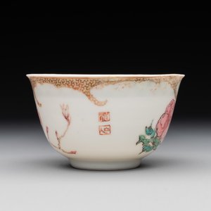 An extremely rare and early Chinese famille rose semi-eggshell 'rooster' cup, Baiyun Shanren 白雲山人 seal mark, Yongzheng — 照片 4