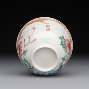 An extremely rare and early Chinese famille rose semi-eggshell 'rooster' cup, Baiyun Shanren 白雲山人 seal mark, Yongzheng — 照片 6