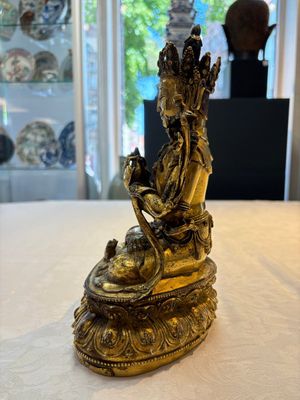 An extremely rare and fine Chinese gilt-bronze Buddha, inscribed 大明正統己未金川比丘昌靜捐資命工造, Zhengtong mark and of the period, dated 1439 — photo 2