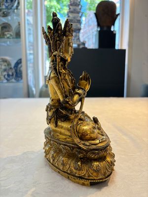 An extremely rare and fine Chinese gilt-bronze Buddha, inscribed 大明正統己未金川比丘昌靜捐資命工造, Zhengtong mark and of the period, dated 1439 — photo 4