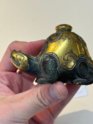 An extremely rare and fine Chinese gilt-bronze tortoise-form water dropper and cover, Song — photo 13
