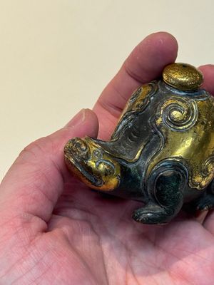An extremely rare and fine Chinese gilt-bronze tortoise-form water dropper and cover, Song — photo 14