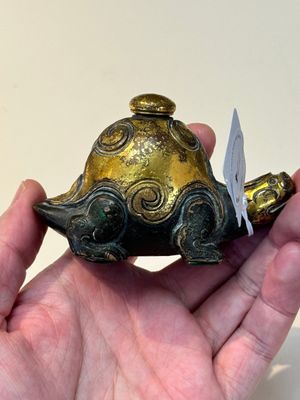 An extremely rare and fine Chinese gilt-bronze tortoise-form water dropper and cover, Song — photo 4