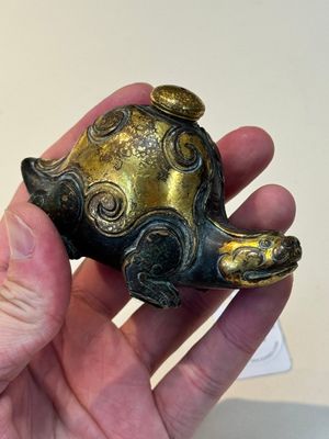 An extremely rare and fine Chinese gilt-bronze tortoise-form water dropper and cover, Song — photo 5