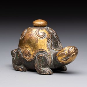 An extremely rare and fine Chinese gilt-bronze tortoise-form water dropper and cover, Song — photo 1