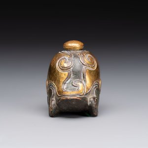An extremely rare and fine Chinese gilt-bronze tortoise-form water dropper and cover, Song — photo 3