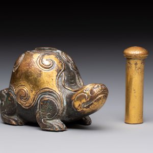 An extremely rare and fine Chinese gilt-bronze tortoise-form water dropper and cover, Song — photo 6