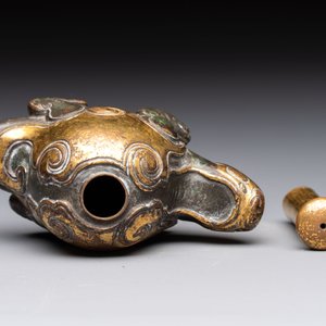 An extremely rare and fine Chinese gilt-bronze tortoise-form water dropper and cover, Song — photo 7