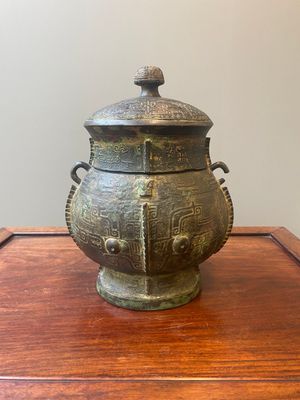 An extremely rare and important Chinese archaic bronze ritual wine vessel and cover, 'You' 卣, Shang dynasty, Yinxu period — 照片 1