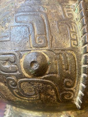 An extremely rare and important Chinese archaic bronze ritual wine vessel and cover, 'You' 卣, Shang dynasty, Yinxu period — 照片 18