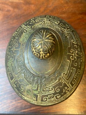 An extremely rare and important Chinese archaic bronze ritual wine vessel and cover, 'You' 卣, Shang dynasty, Yinxu period — 照片 23