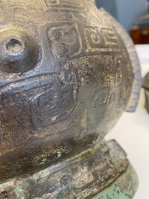 An extremely rare and important Chinese archaic bronze ritual wine vessel and cover, 'You' 卣, Shang dynasty, Yinxu period — 照片 32