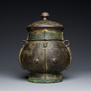 An extremely rare and important Chinese archaic bronze ritual wine vessel and cover, 'You' 卣, Shang dynasty, Yinxu period — 照片 3