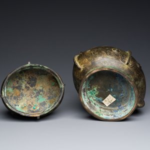 An extremely rare and important Chinese archaic bronze ritual wine vessel and cover, 'You' 卣, Shang dynasty, Yinxu period — 照片 6