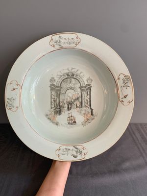 An extremely rare and large Chinese export porcelain European subject grisaille and gilt decorated 'marriage' basin, Qianlong, ca. 1750 — photo 1